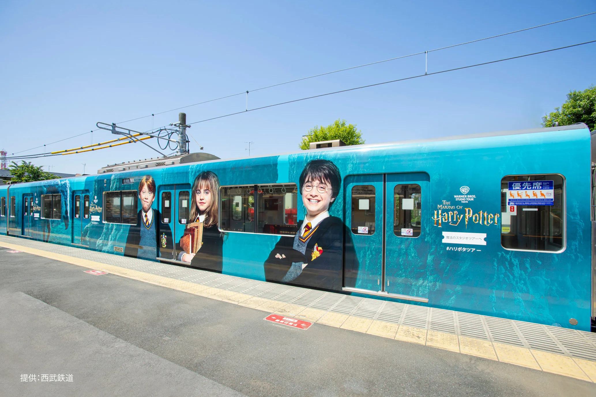 ハリー・ポッターのキャラクターが描かれたスタジオツアー東京 エクスプレスのラッピング電車