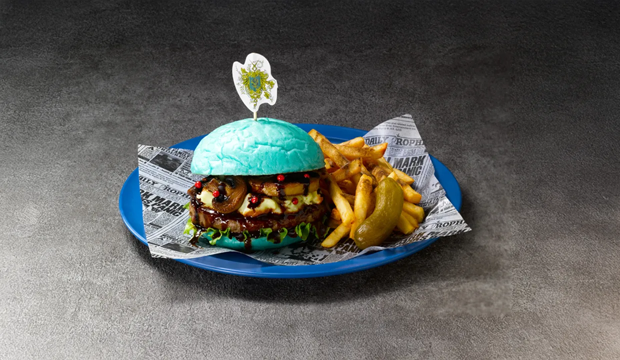 スタジオツアー東京 映画『ハリー・ポッター』の世界観を再現したレストラン フードホール「炎のゴブレット」期間限定メニューのハンバーガー