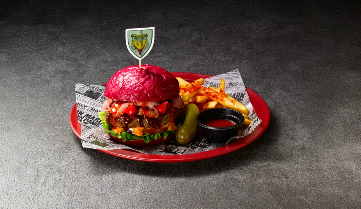 スタジオツアー東京 映画『ハリー・ポッター』の世界観を再現したレストラン バックロットカフェ「炎のゴブレット」期間限定メニューのハンバーガー