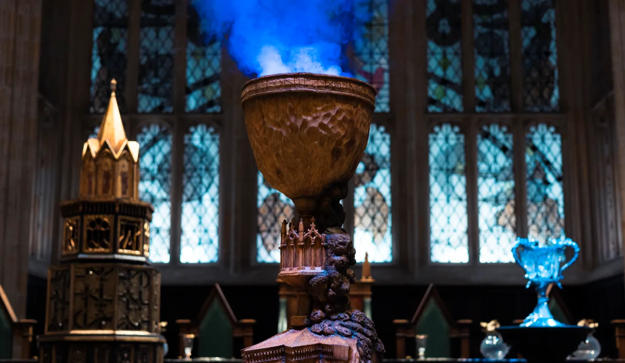 スタジオツアー東京 映画『ハリー・ポッター』の世界観を再現した大広間 「炎のゴブレット」期間限定のゴブレットの展示