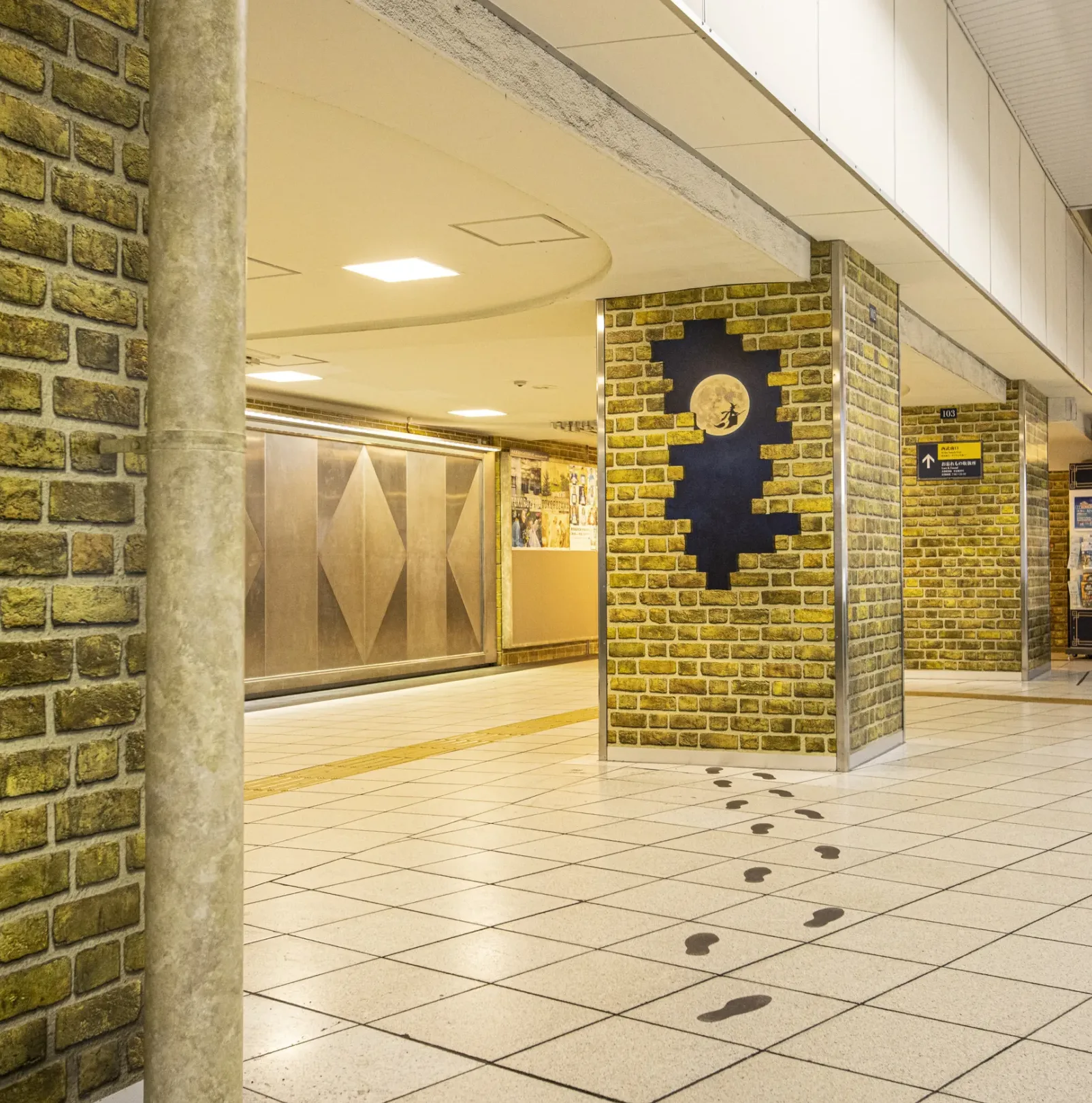 池袋駅構内のレンガ調デザインと足跡の演出で、豊島園駅のスタジオツアー東京へ向かう魔法の旅が始まる