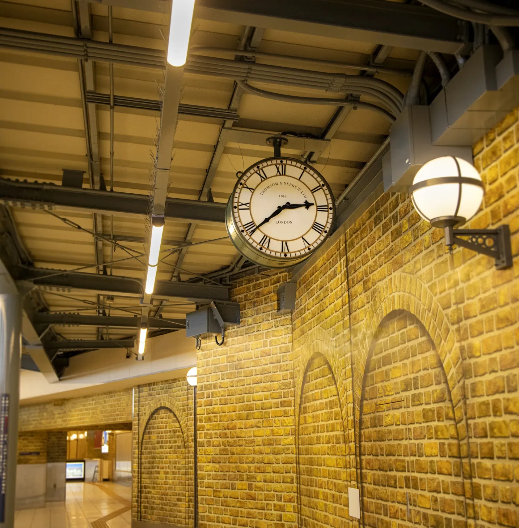 池袋駅ホームに設置されたキングス・クロス駅風の時計が、豊島園駅のスタジオツアー東京へ向かう気分を盛り上げる