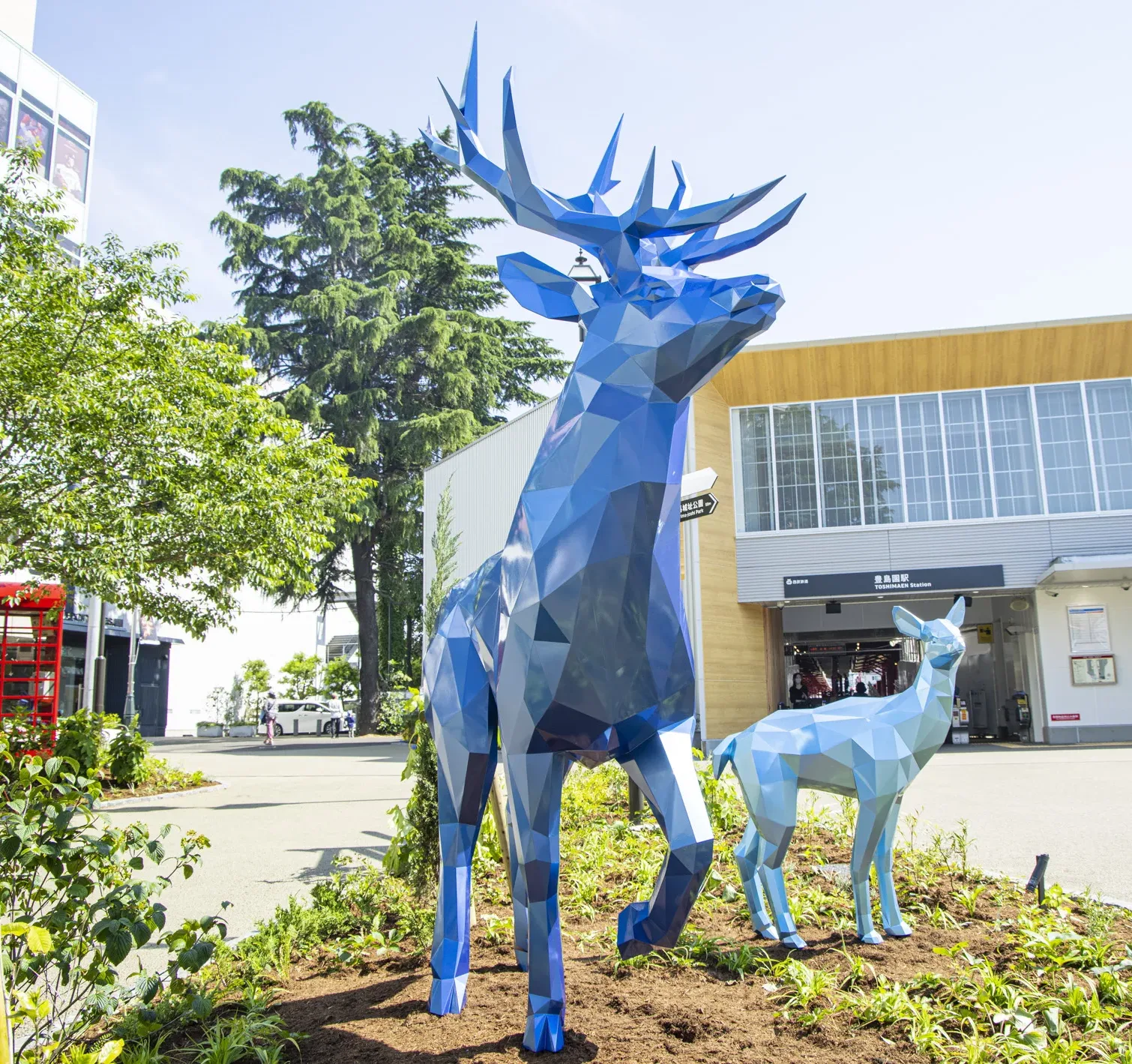 豊島園駅前広場に設置された青い鹿のパトローナス像が、スタジオツアー東京のホグズミード駅風の雰囲気を演出する