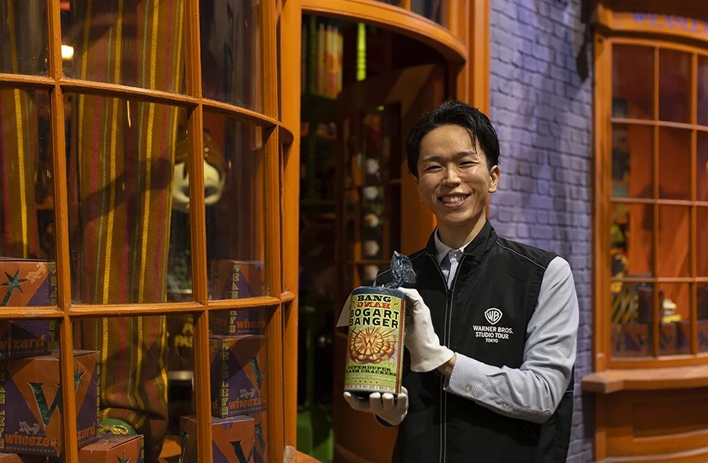 スタジオツアー東京 映画ハリー・ポッター 小道具を持つインタラクター