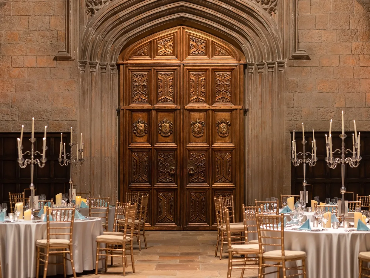 スタジオツアー東京 ホグワーツの大広間セットに並んだディナーテーブル