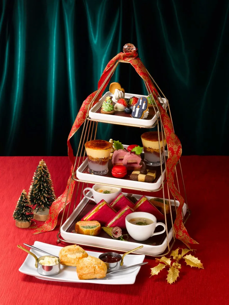 スタジオツアー東京 映画ハリー・ポッターのクリスマスを表現した赤いデザートがのったアフタヌーンティー